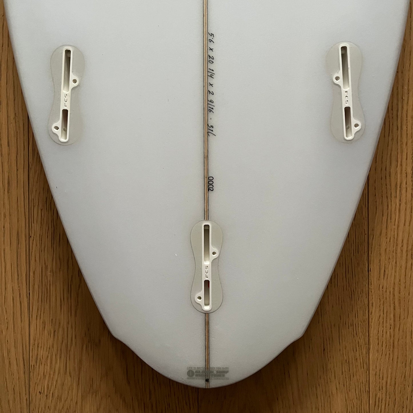 7S Double Down 5'6" secondhand surfboard fin box close-up