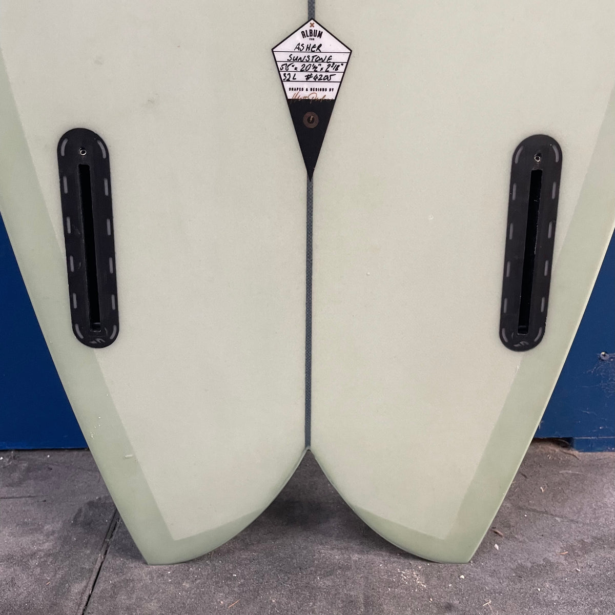 Album Sunstone 5'5" secondhand surfboard fin box close-up