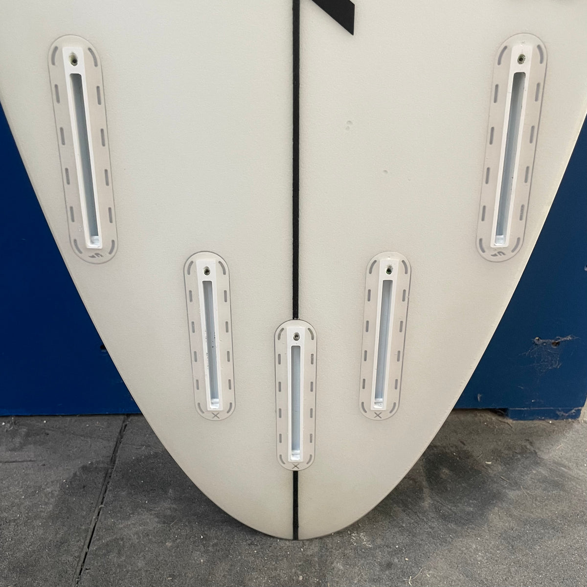 Dylan Big Gun 7'0" secondhand surfboard fin box close-up