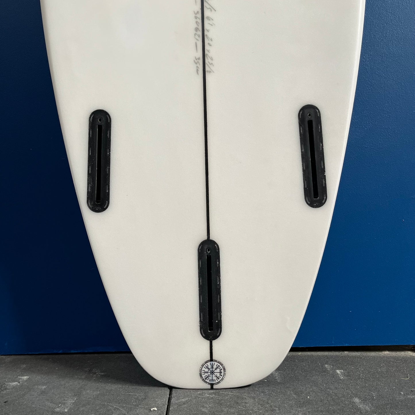 Stacey Master Killer 6'11" secondhand surfboard fin box close-up
