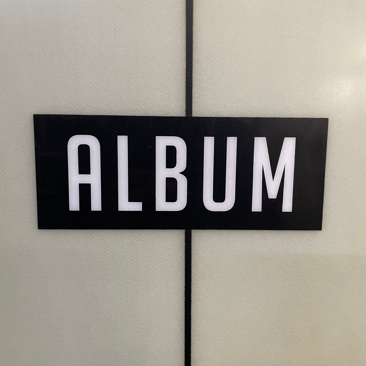 Album Delma 6'11" secondhand surfboard brand logo close-up
