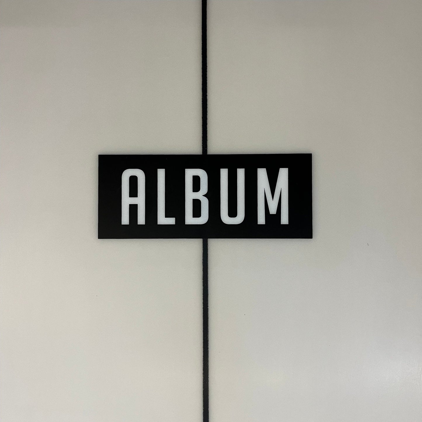 Album Sunbender 6'0" secondhand surfboard brand logo close-up