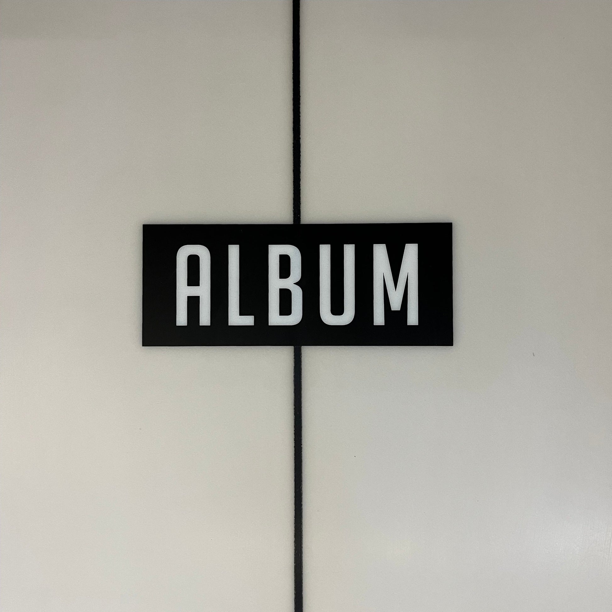 Album Sunbender 6'0" secondhand surfboard brand logo close-up