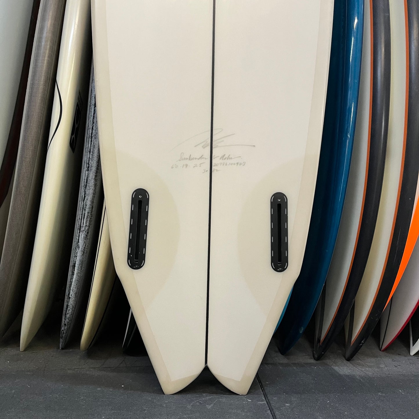 Album Sunbender 6'0" secondhand surfboard fin box close-up