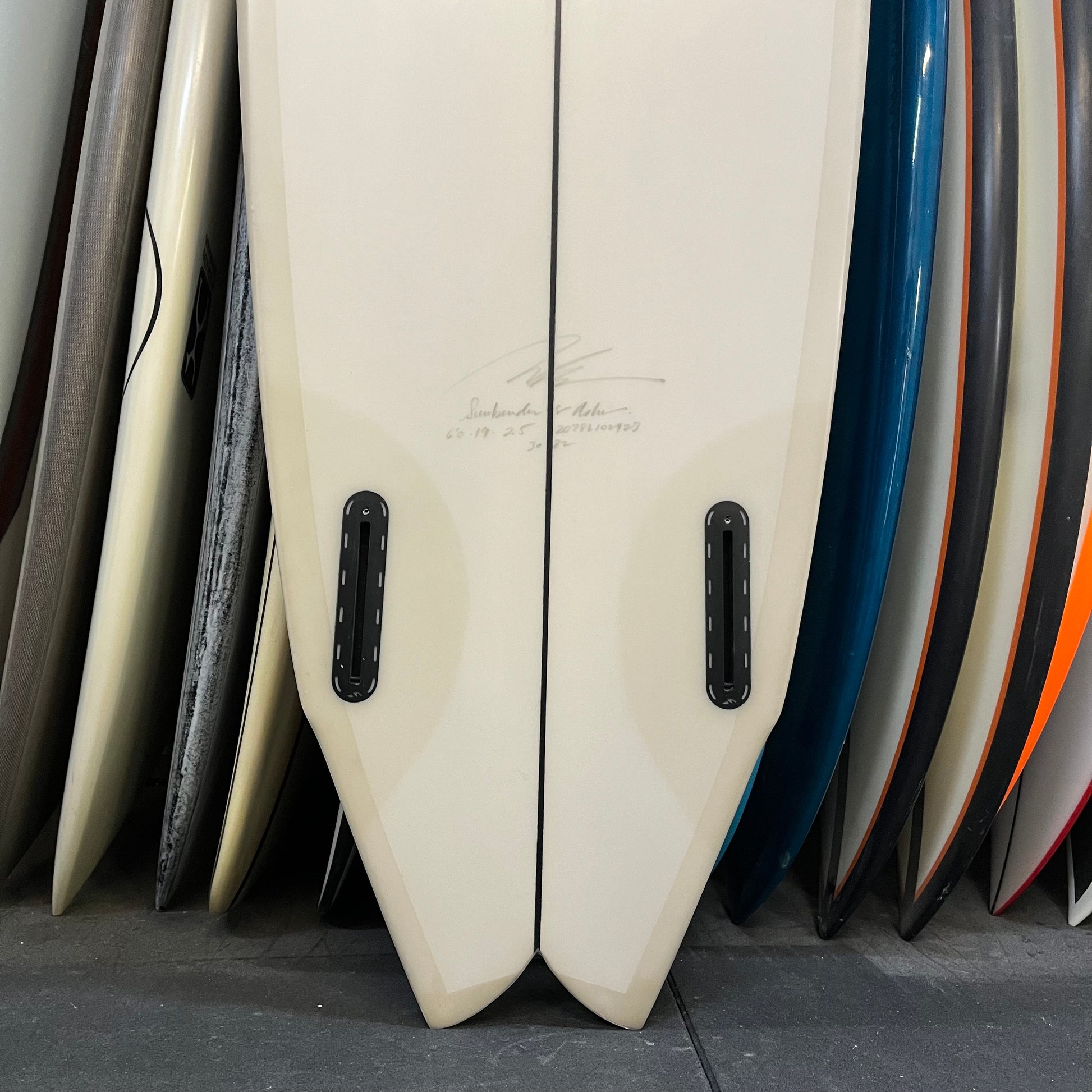 Album Sunbender 6'0" secondhand surfboard fin box close-up