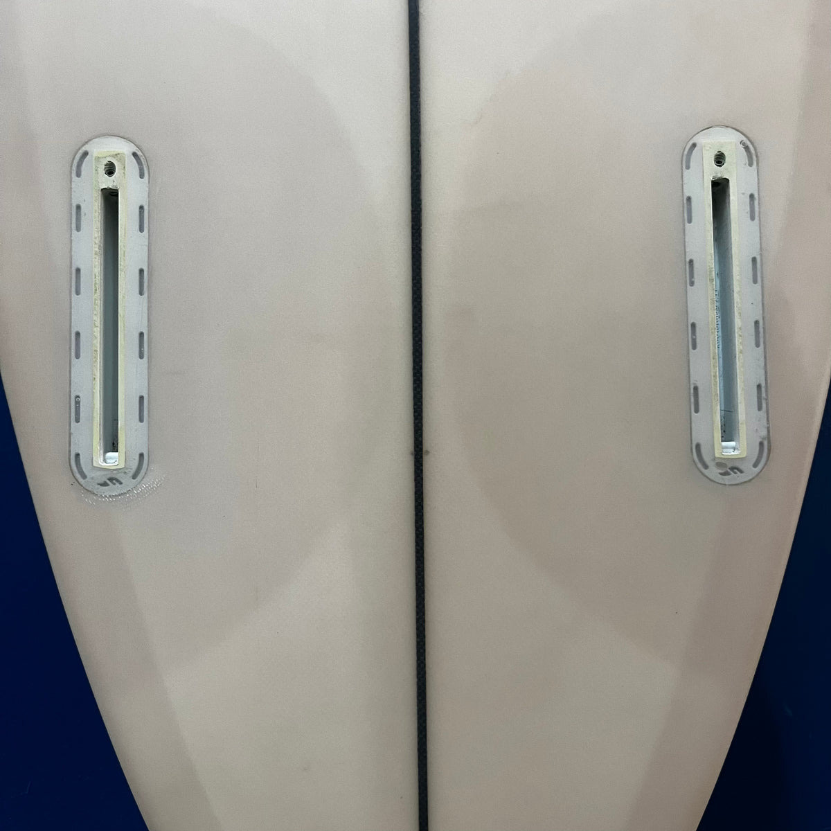Album Townsend 6'8" secondhand surfboard fin box close-up