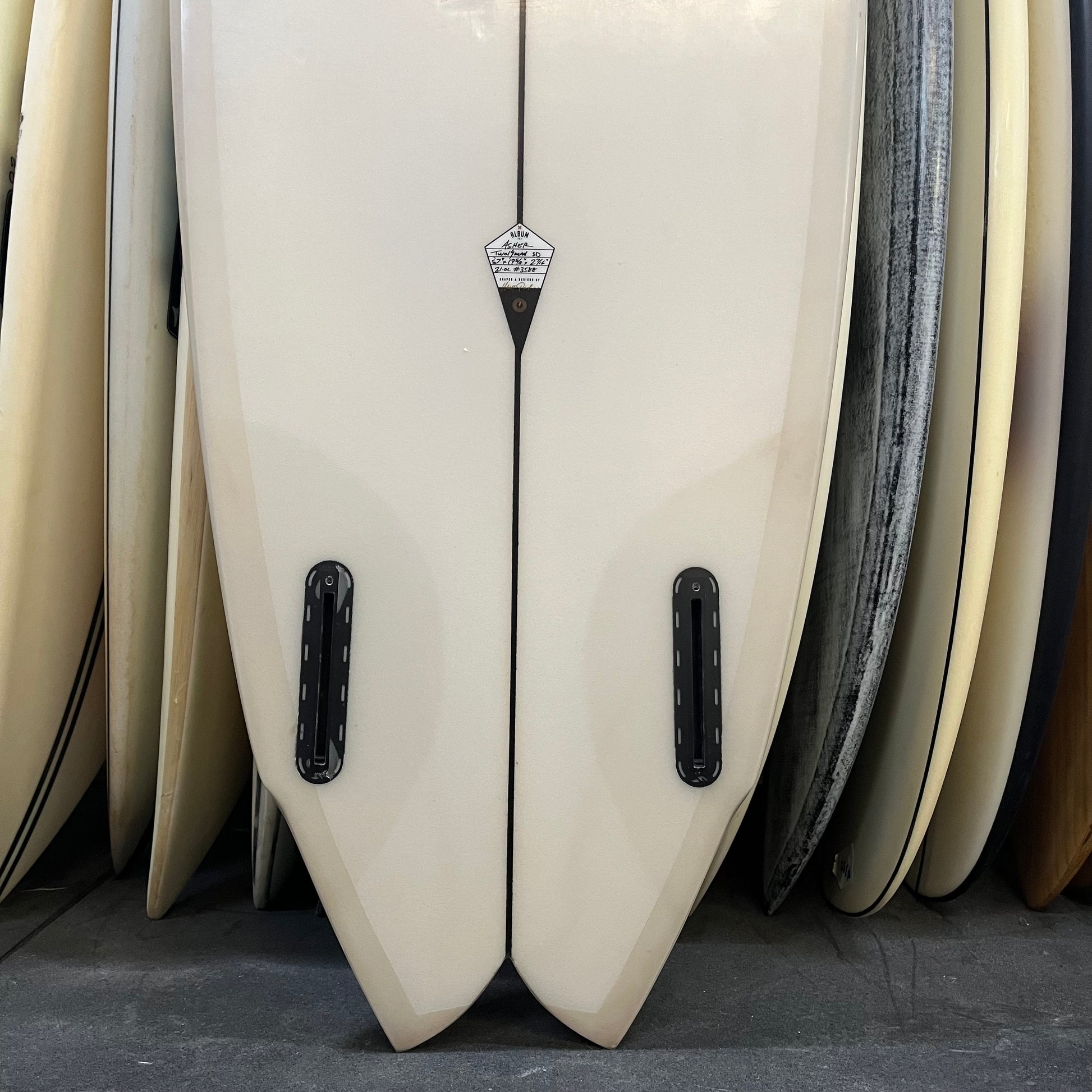 Album Twinsman 5'7" secondhand surfboard fin box close-up