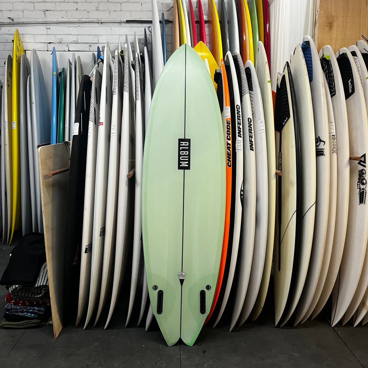 Vesper Twinzer 5'11" secondhand surfboard bottom view