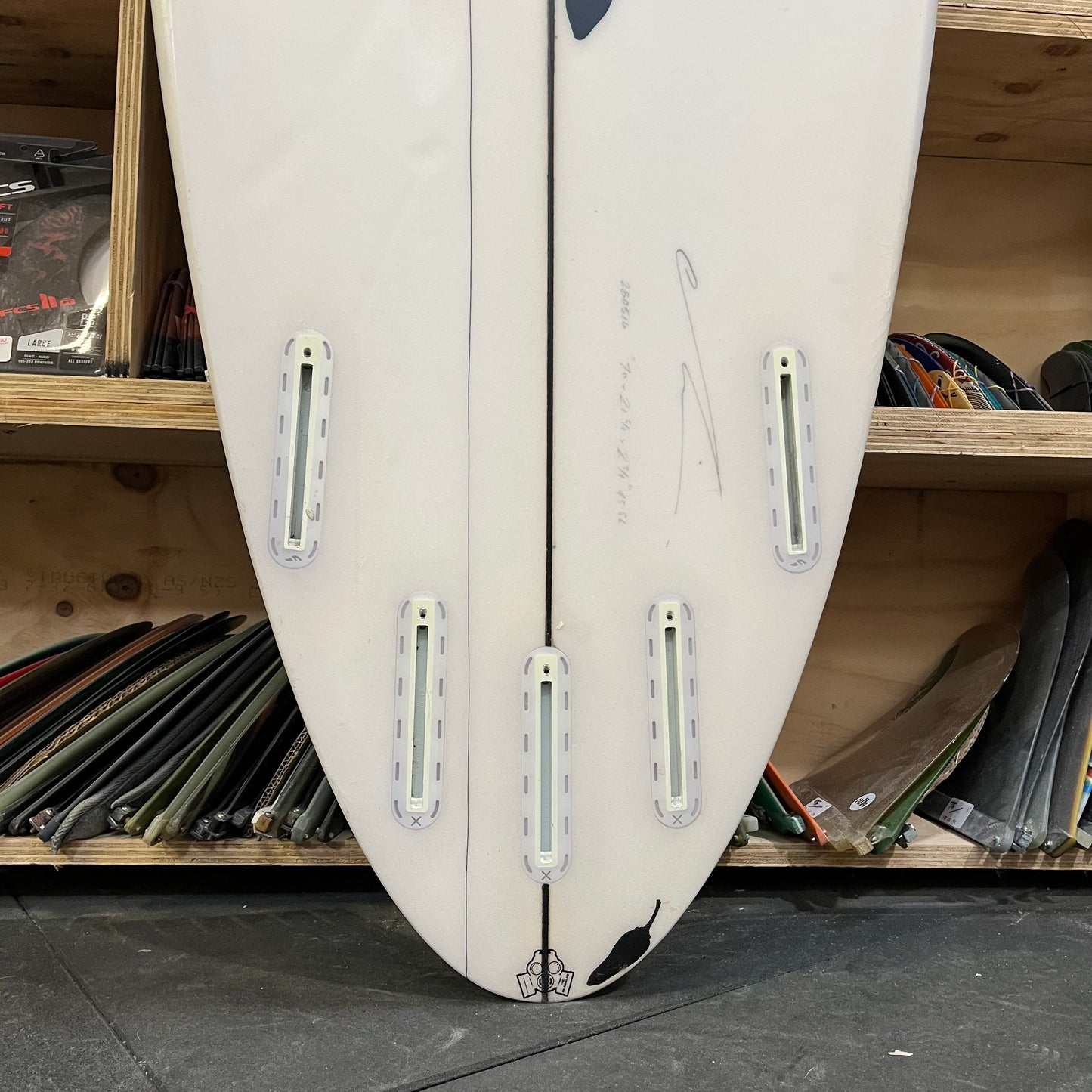 Chilli Mid Strength 7'0" secondhand surfboard fin box close-up