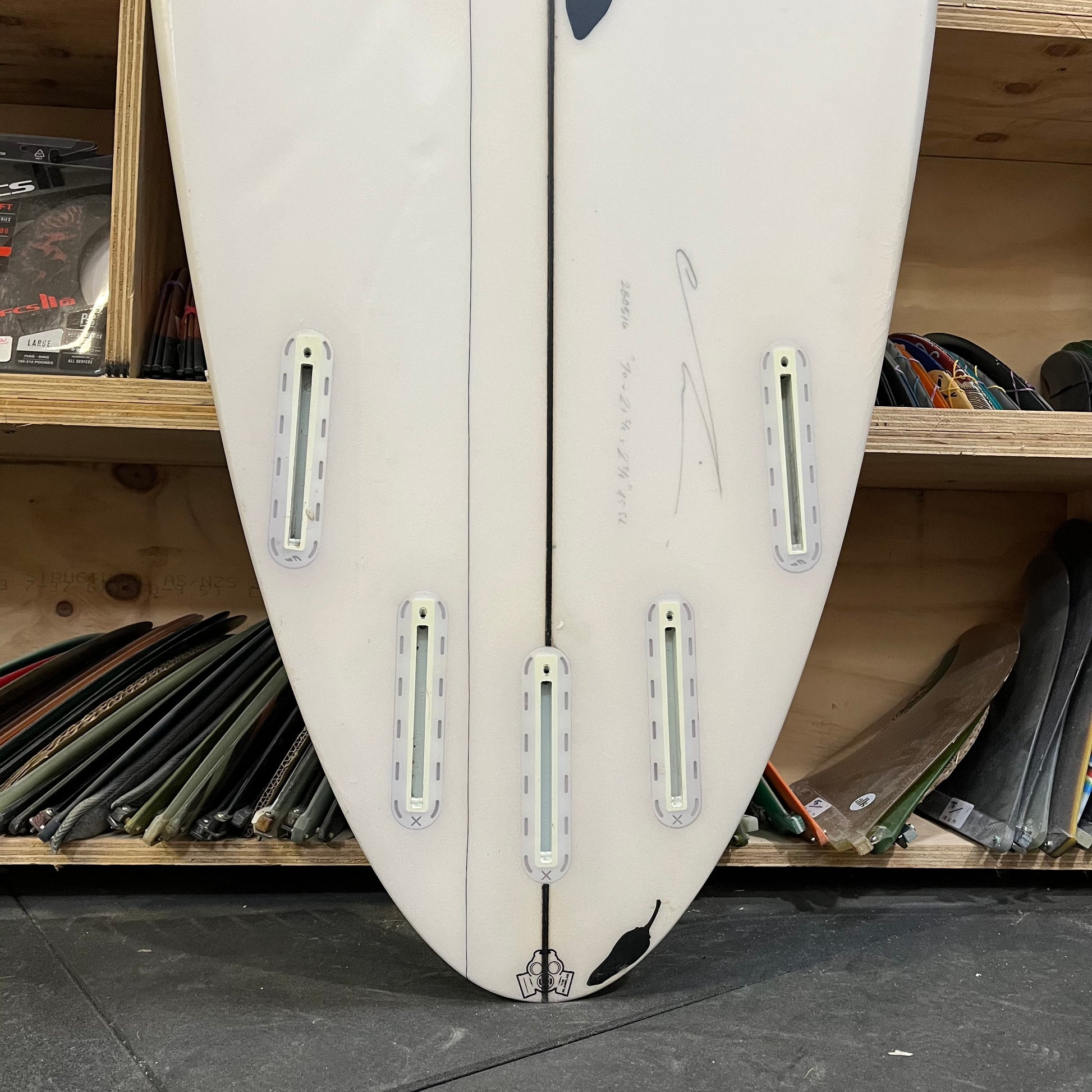 Chilli Mid Strength 7'0" secondhand surfboard fin box close-up