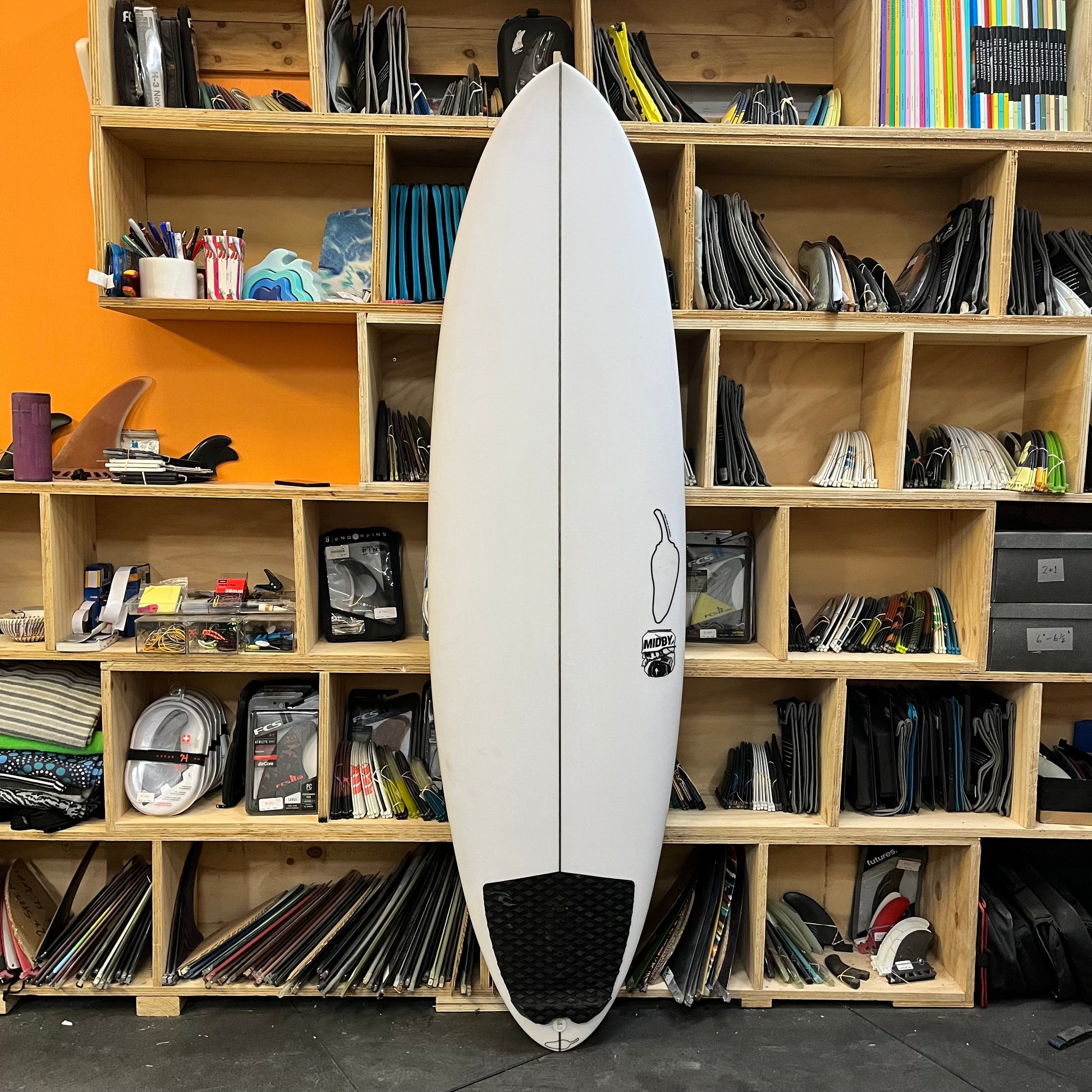 Chilli Middy 6'4" secondhand surfboard front view