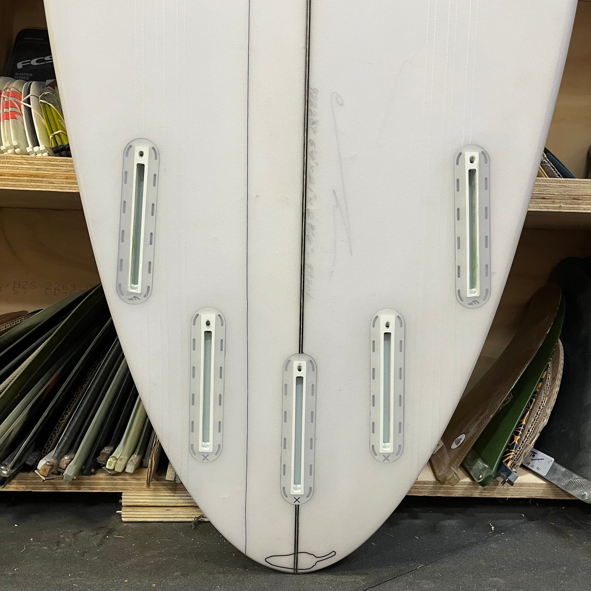 Chilli Middy 6'4" secondhand surfboard fin box close-up