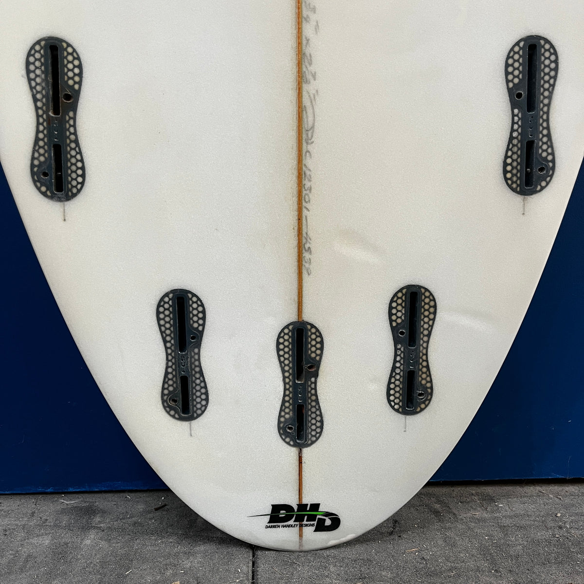 DHD Monster 6'10" secondhand surfboard fin box close-up