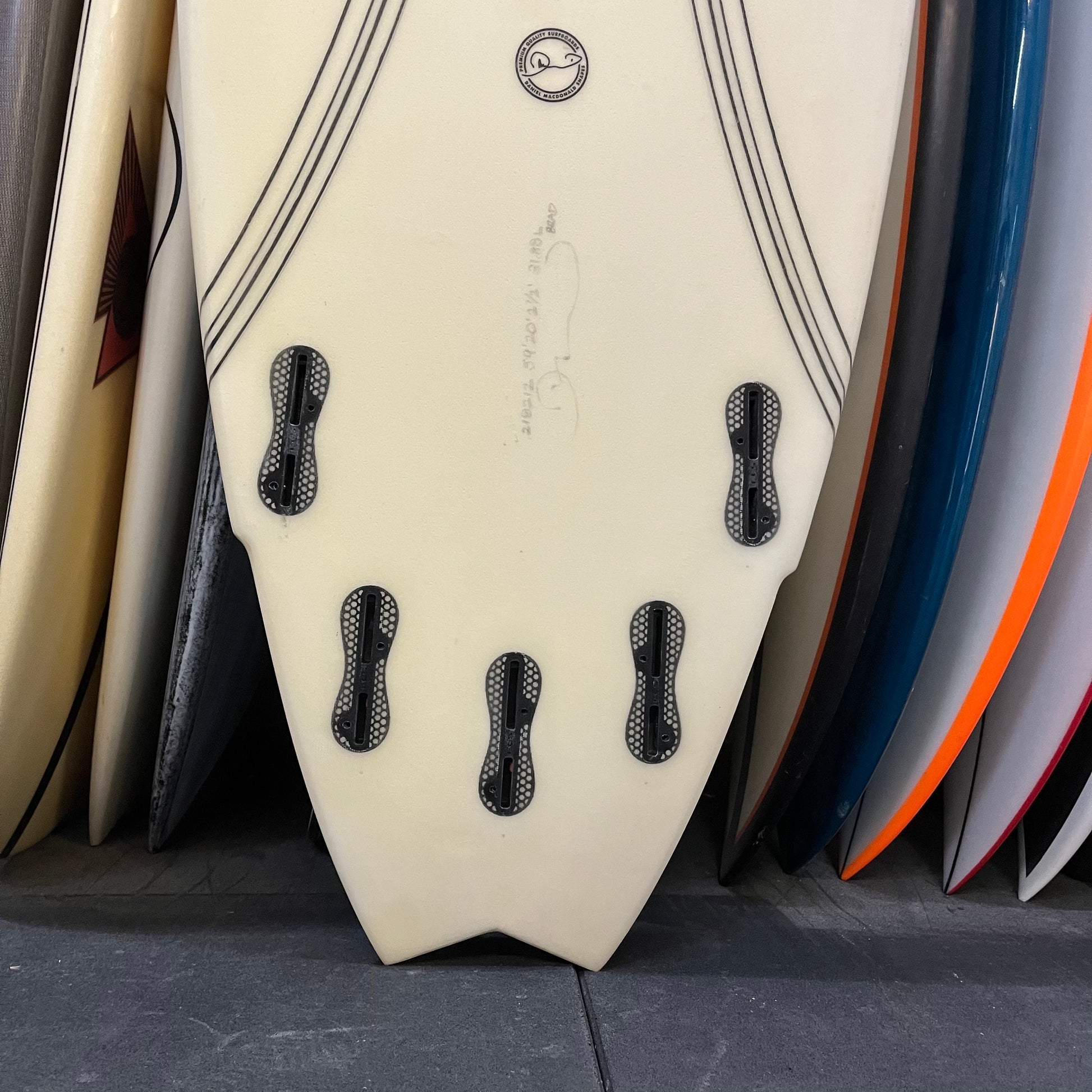 DMS Popo 5'9" secondhand surfboard fin box close-up