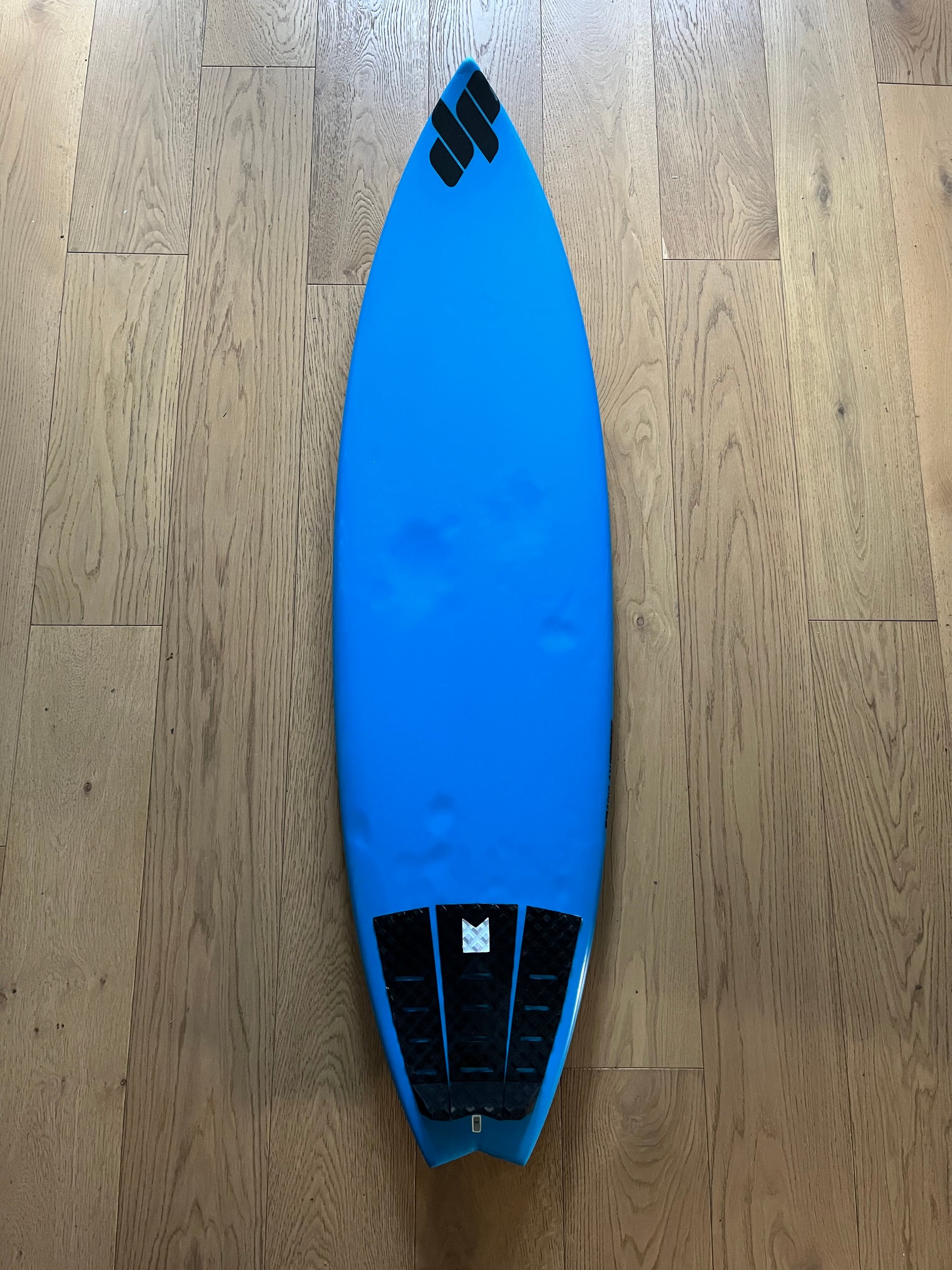 Dylan Perese high performance shortboard 5'11" secondhand surfboard top view