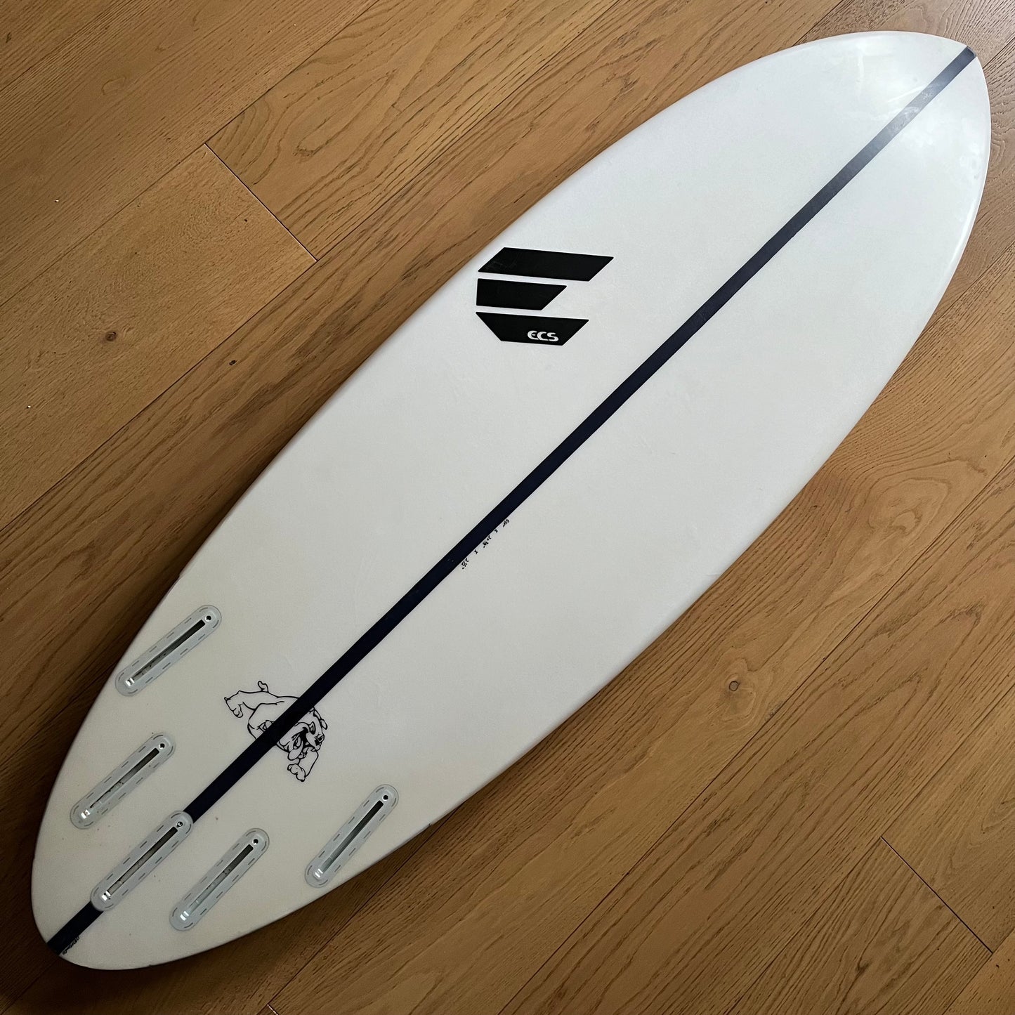 ECS Bulldog 5'10" secondhand surfboard bottom view
