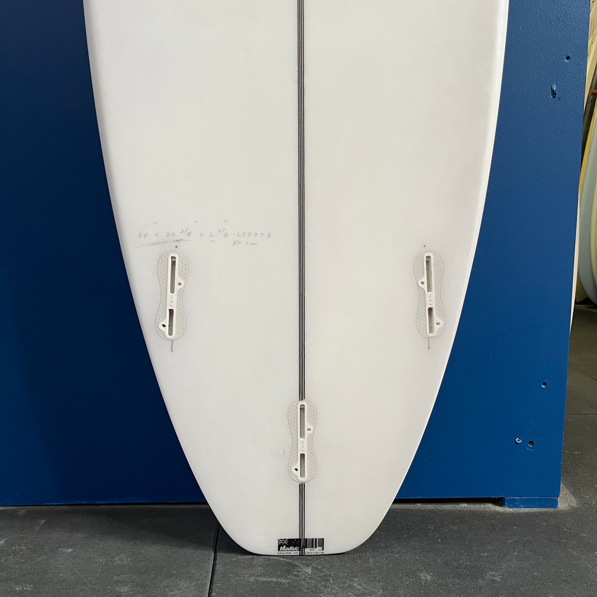 JS Industries Monsta 2020 easy rider 6'4" secondhand surfboard fin box close-up