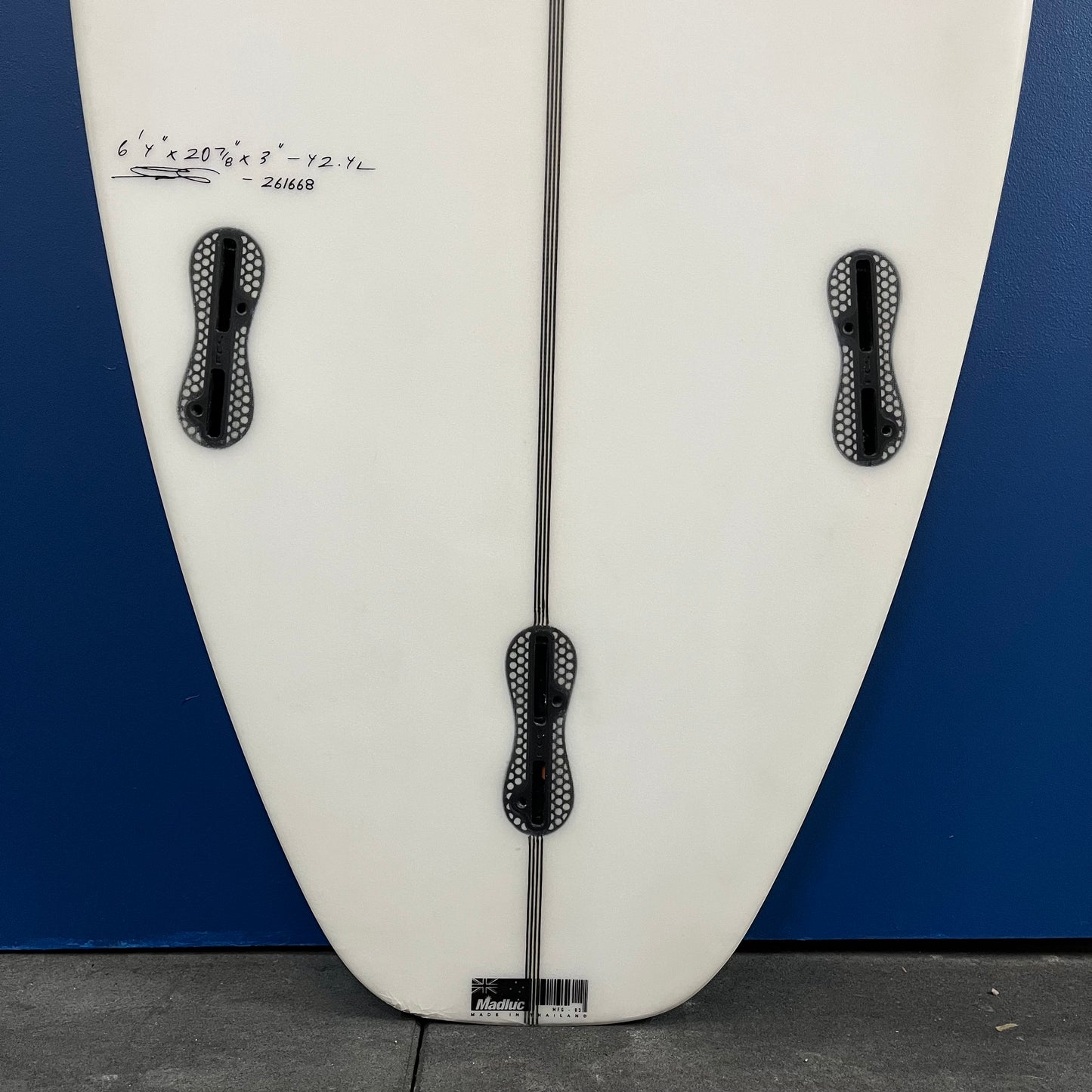 JS Industries Monstabox 2020 6'4" secondhand surfboard fin box close-up