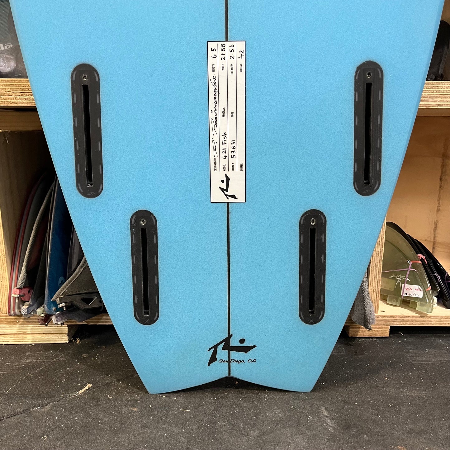 Rusty 421 Fish 6'5" secondhand surfboard fin box close-up