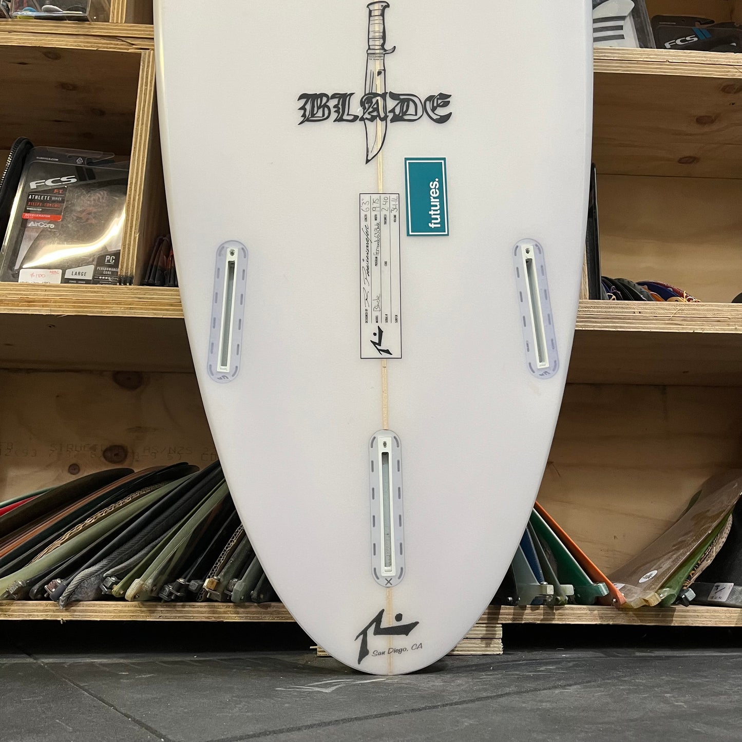 Rusty Blade rounded pin 6'3" secondhand surfboard fin box close-up