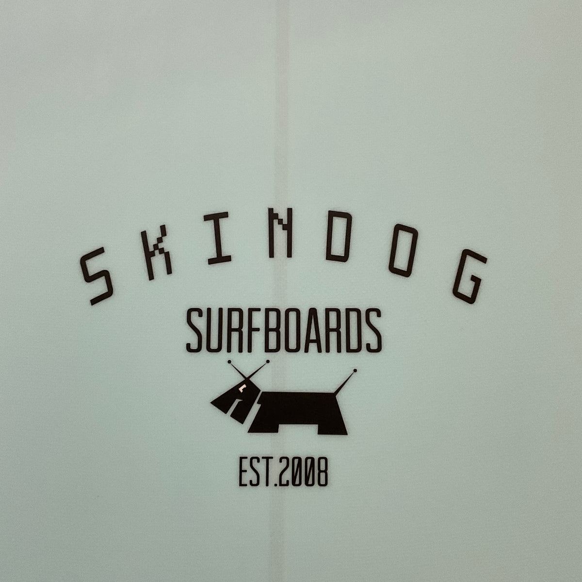 Skindog Surfboards The Ova 8’0” secondhand surfboards brand logo close-up