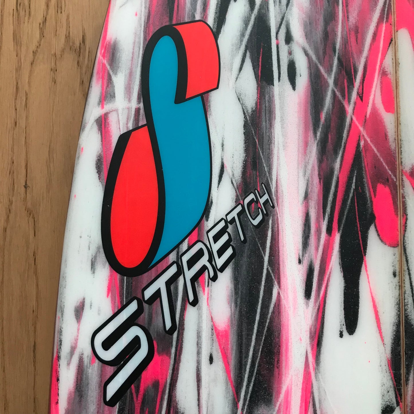 Stretch Super Buzz 5'6" secondhand surfboard brand logo close-up