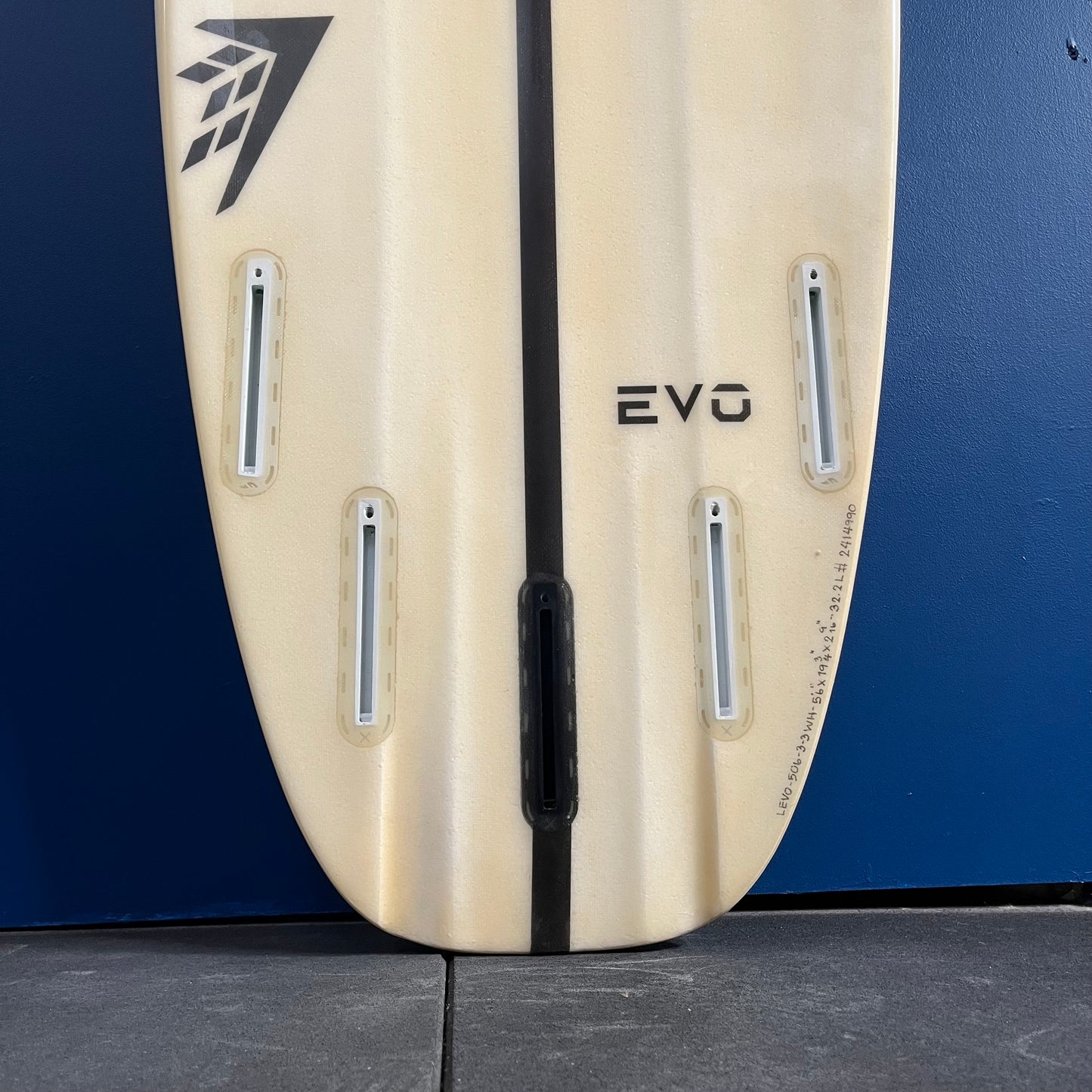 Tomo Evo 5'6" secondhand surfboard fin box close-up