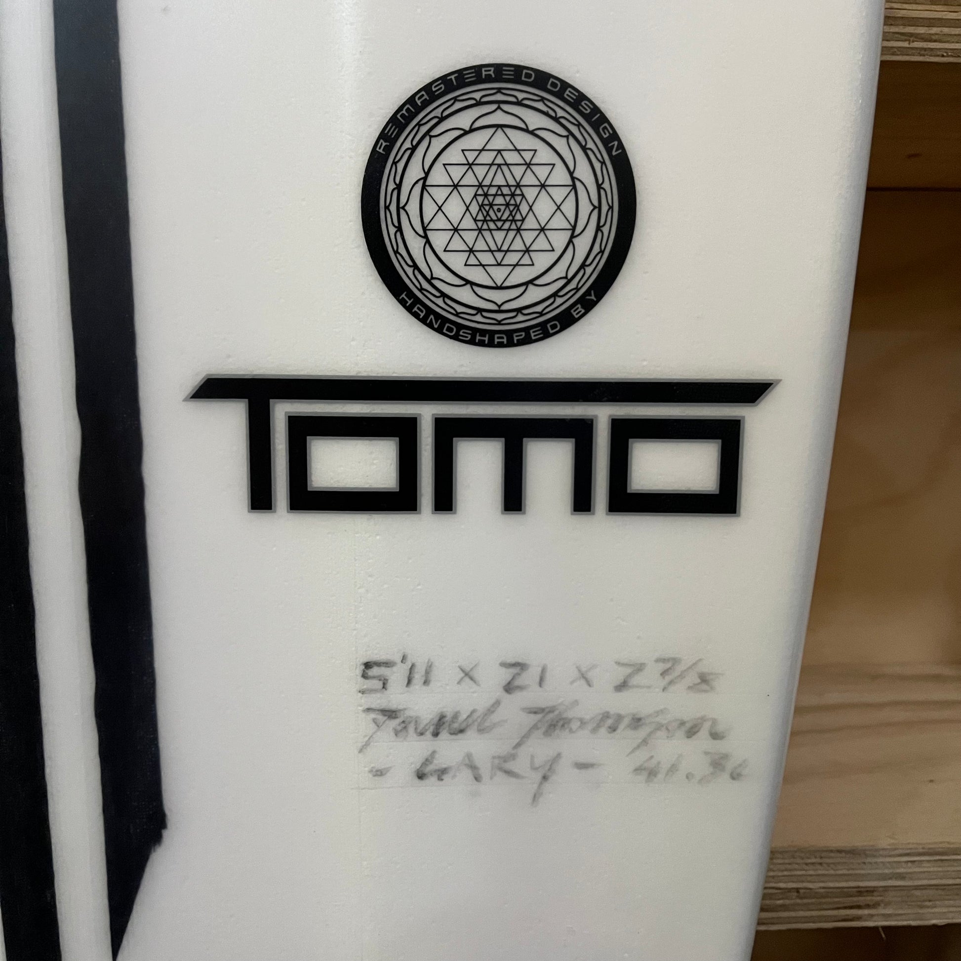 Tomo Evo Tomo Tech EPS 5'11" secondhand surfboard brand logo and dimensions close-up