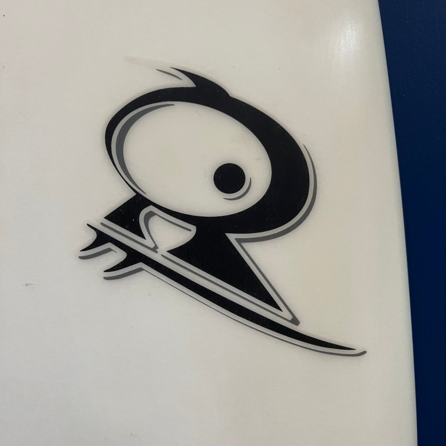 Toniq Summer Sled 5'6" secondhand surfboard brand logo close-up